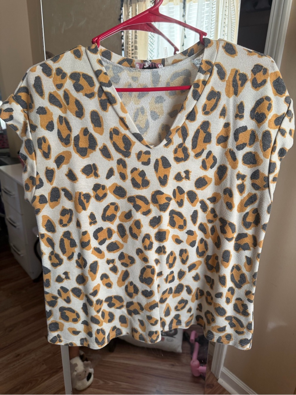 ANDREE BY UNIT Cream Leopard Print V-Neck Top